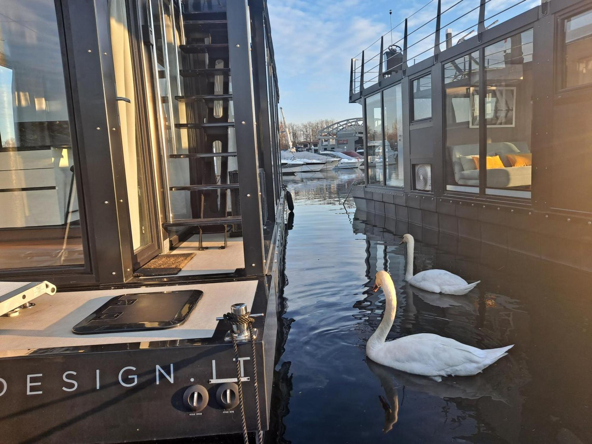 Floating Experience Black Pearl, Lago Maggiore Dormelletto Luaran gambar