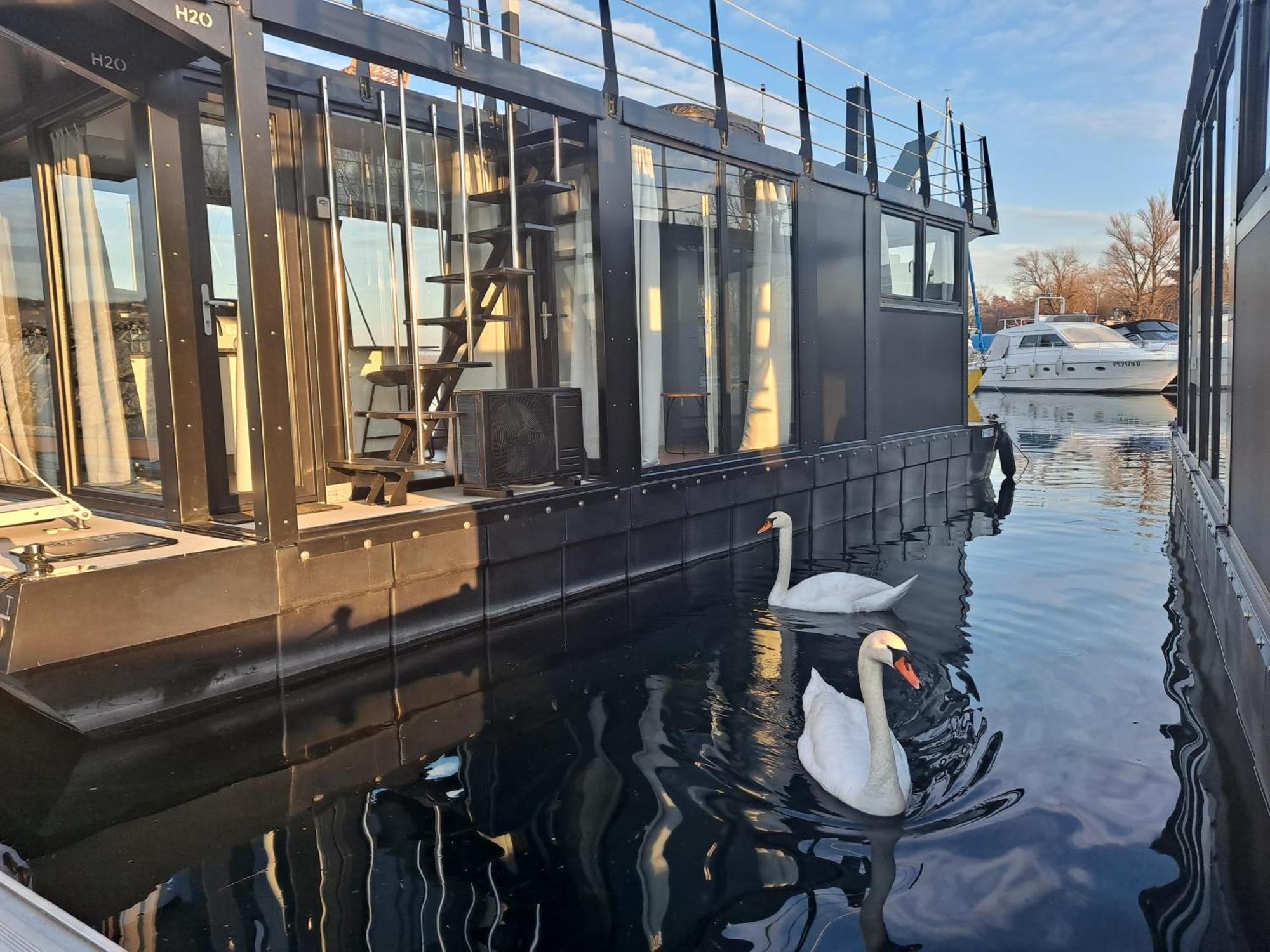 Floating Experience Black Pearl, Lago Maggiore Dormelletto Luaran gambar