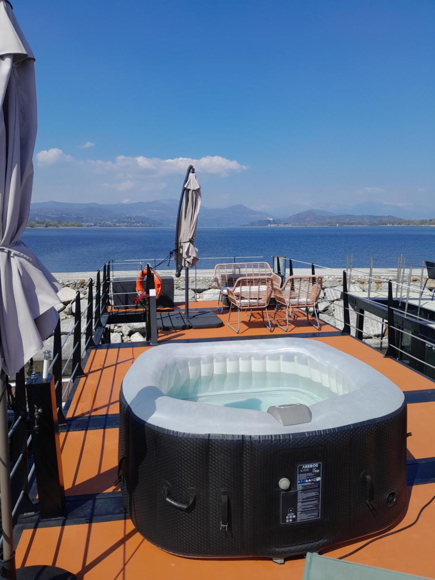 Floating Experience Black Pearl, Lago Maggiore Dormelletto Luaran gambar