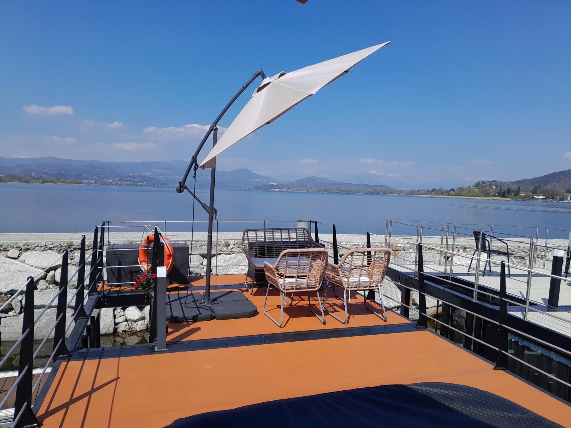 Floating Experience Black Pearl, Lago Maggiore Dormelletto Luaran gambar