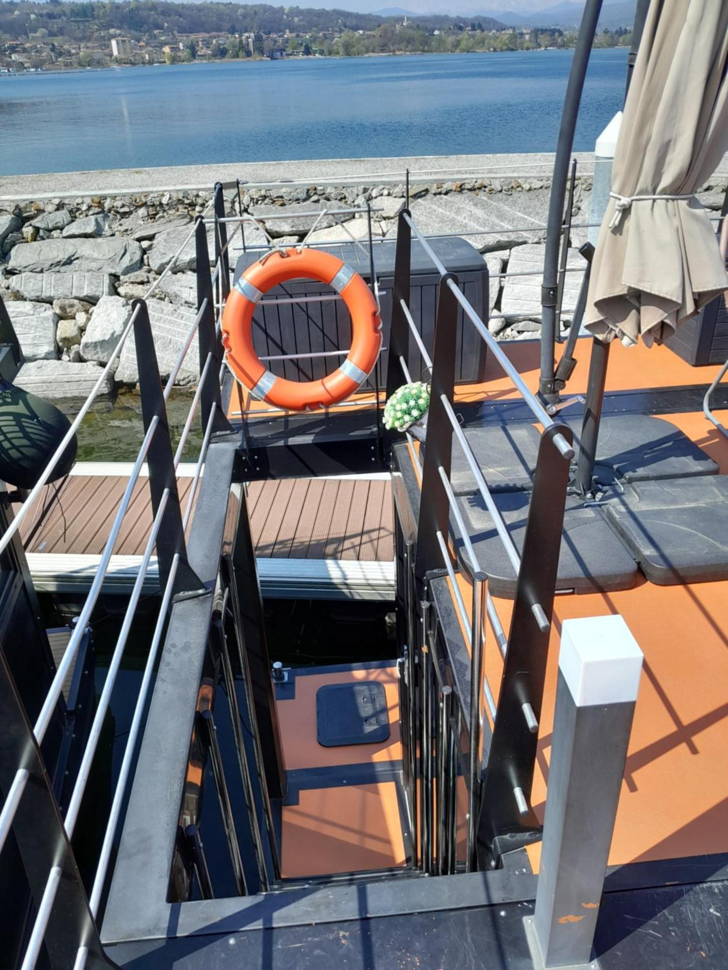 Floating Experience Black Pearl, Lago Maggiore Dormelletto Luaran gambar