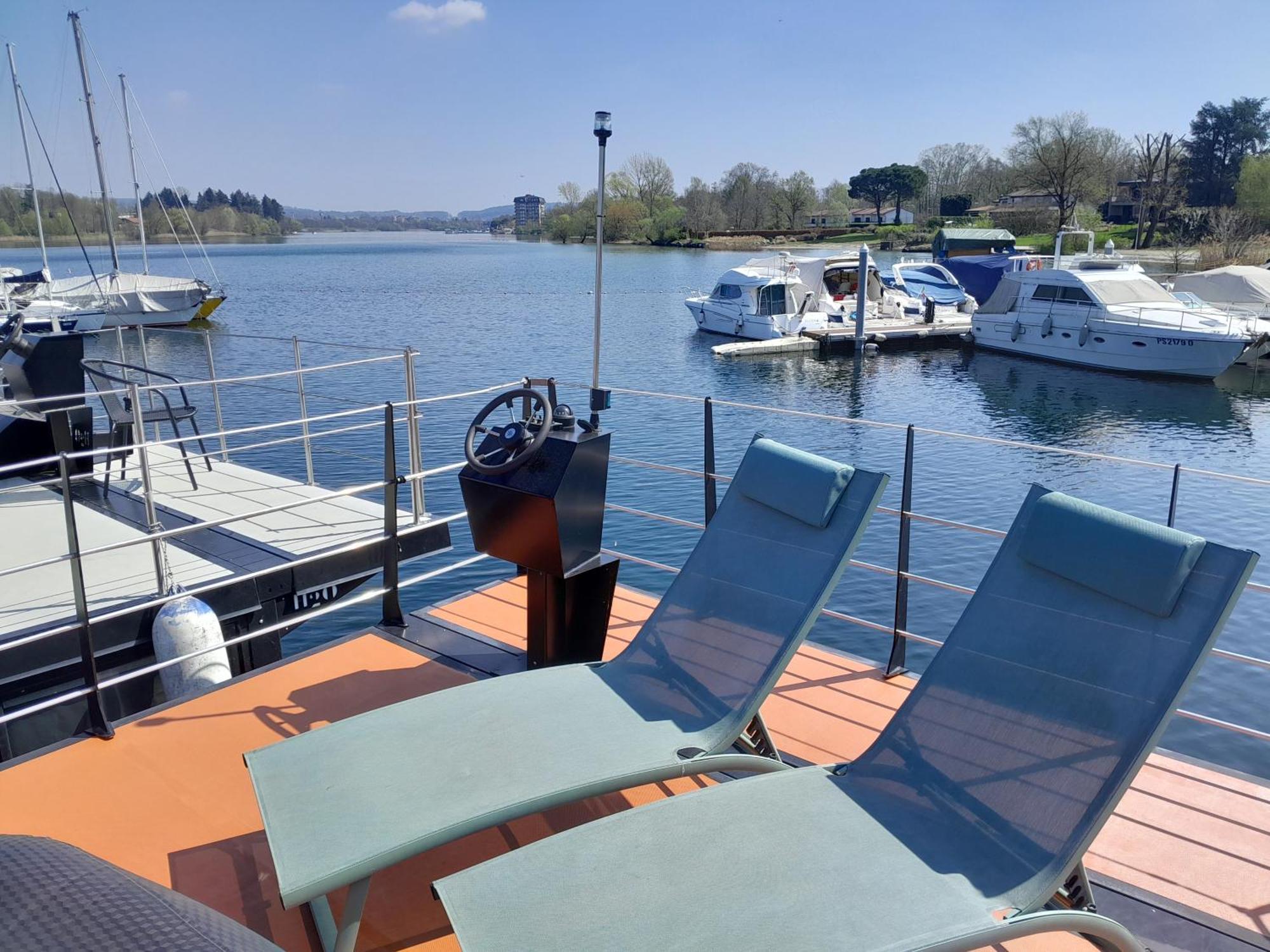 Floating Experience Black Pearl, Lago Maggiore Dormelletto Luaran gambar