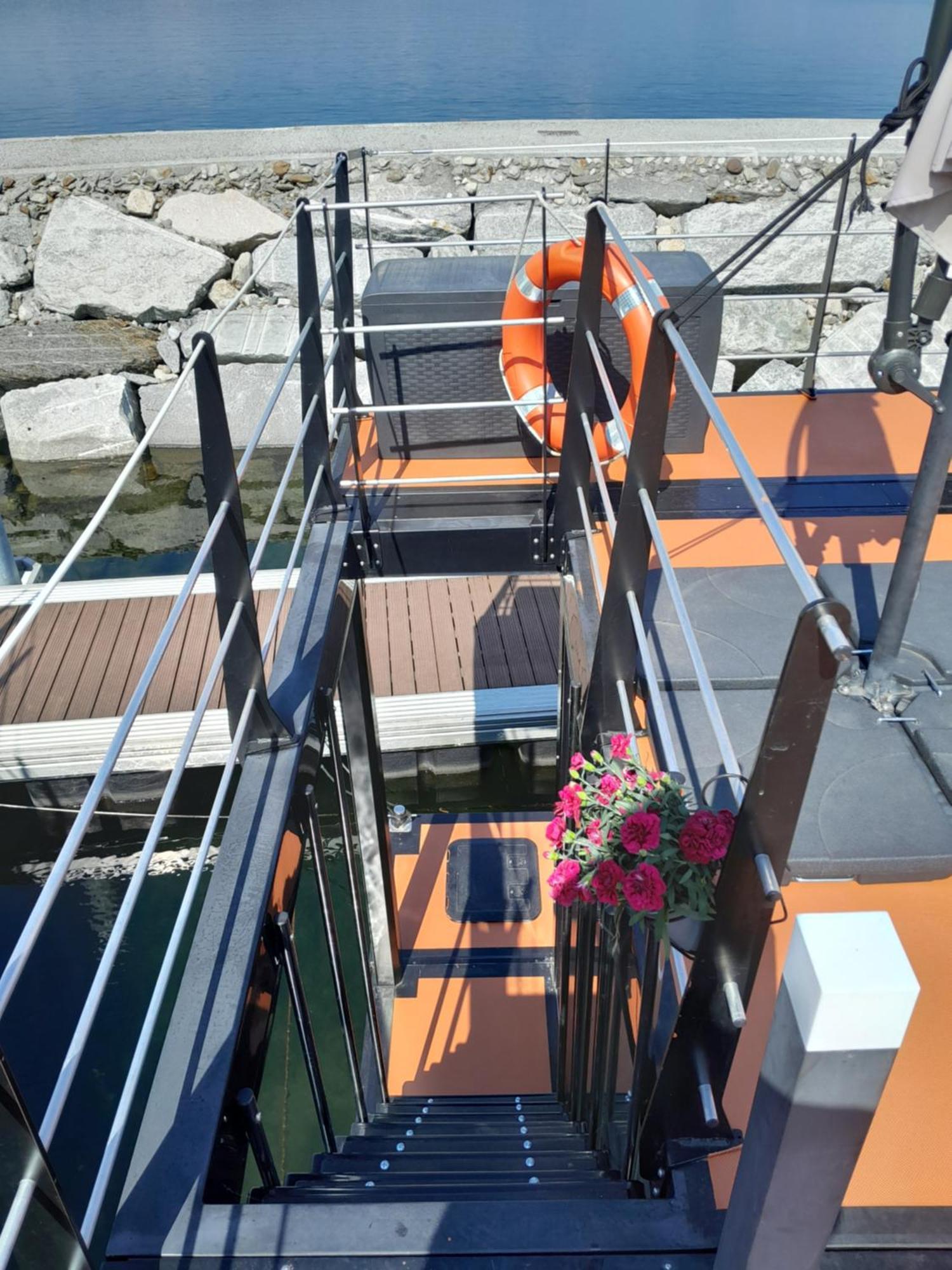 Floating Experience Black Pearl, Lago Maggiore Dormelletto Luaran gambar