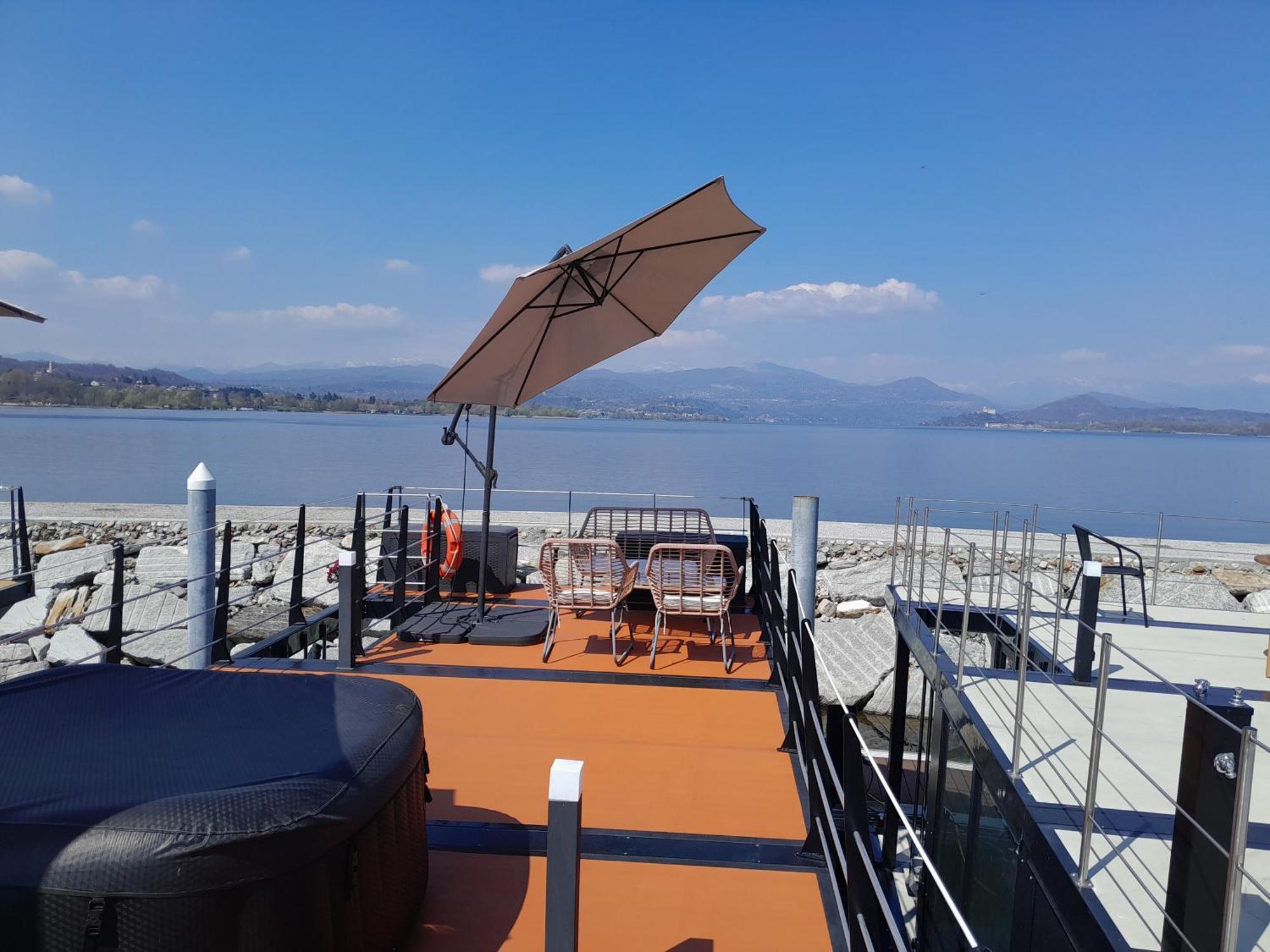 Floating Experience Black Pearl, Lago Maggiore Dormelletto Luaran gambar