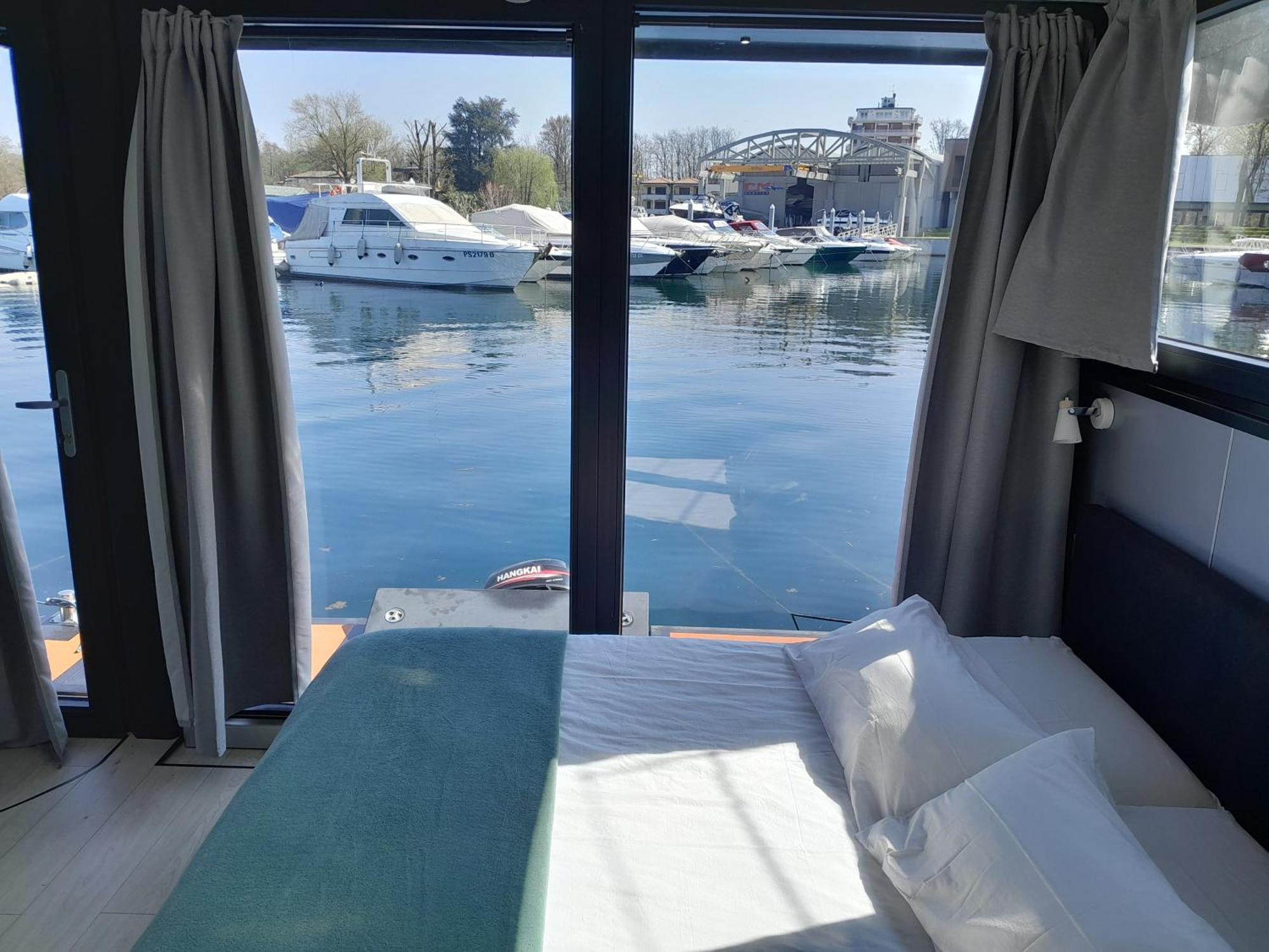 Floating Experience Black Pearl, Lago Maggiore Dormelletto Luaran gambar
