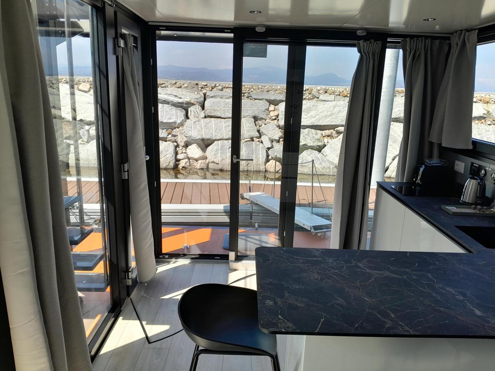 Floating Experience Black Pearl, Lago Maggiore Dormelletto Luaran gambar