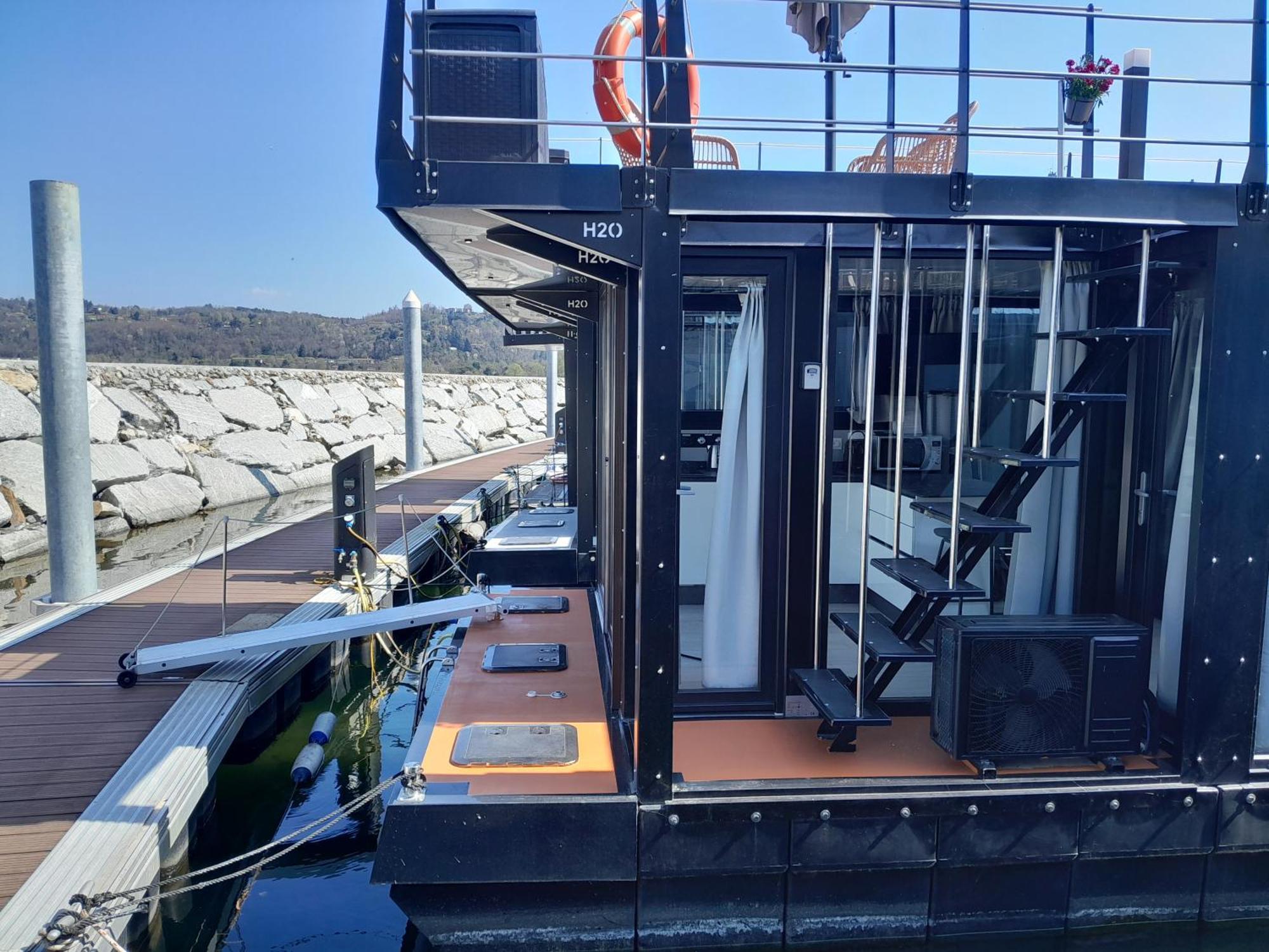 Floating Experience Black Pearl, Lago Maggiore Dormelletto Luaran gambar