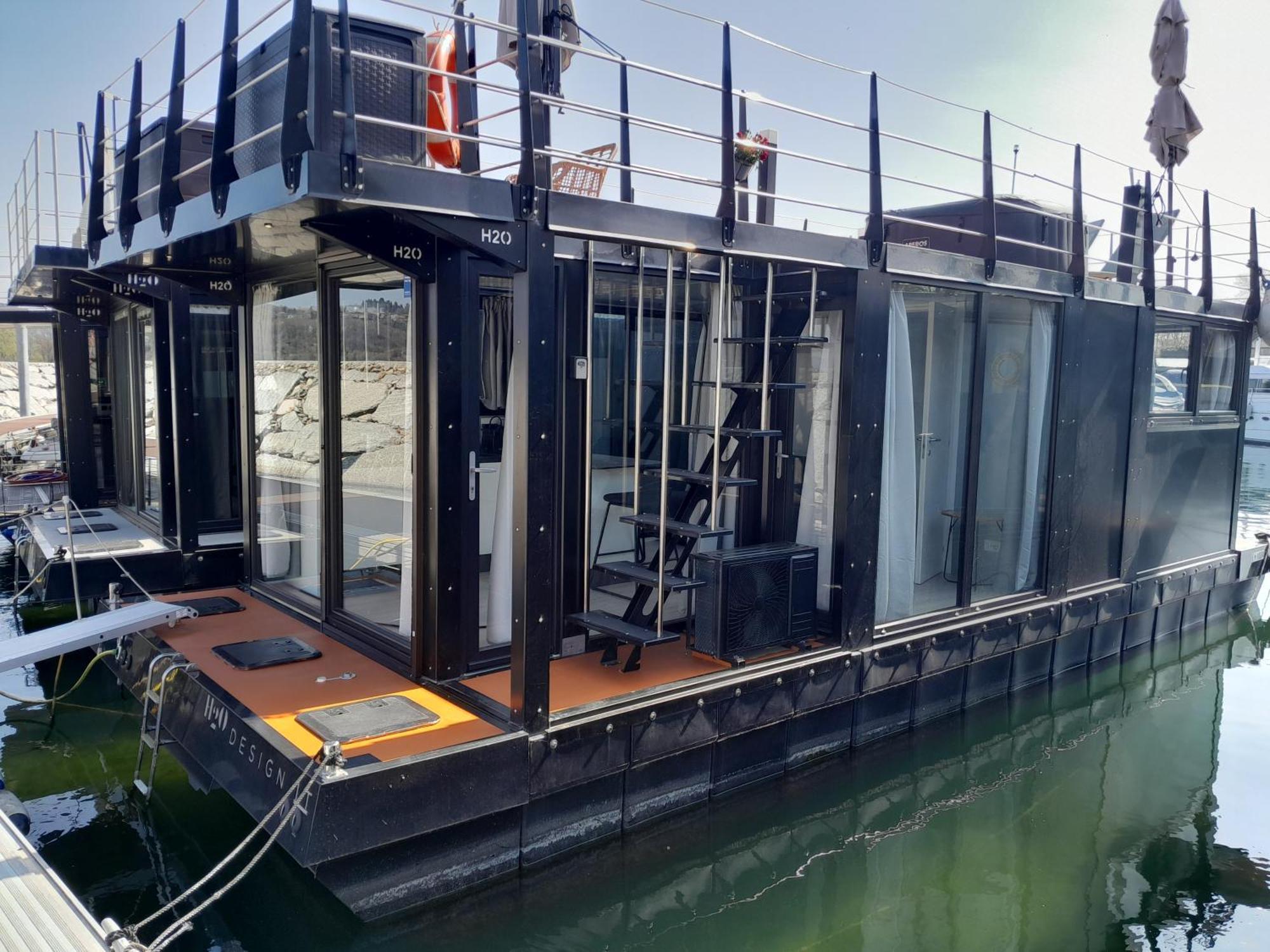 Floating Experience Black Pearl, Lago Maggiore Dormelletto Luaran gambar
